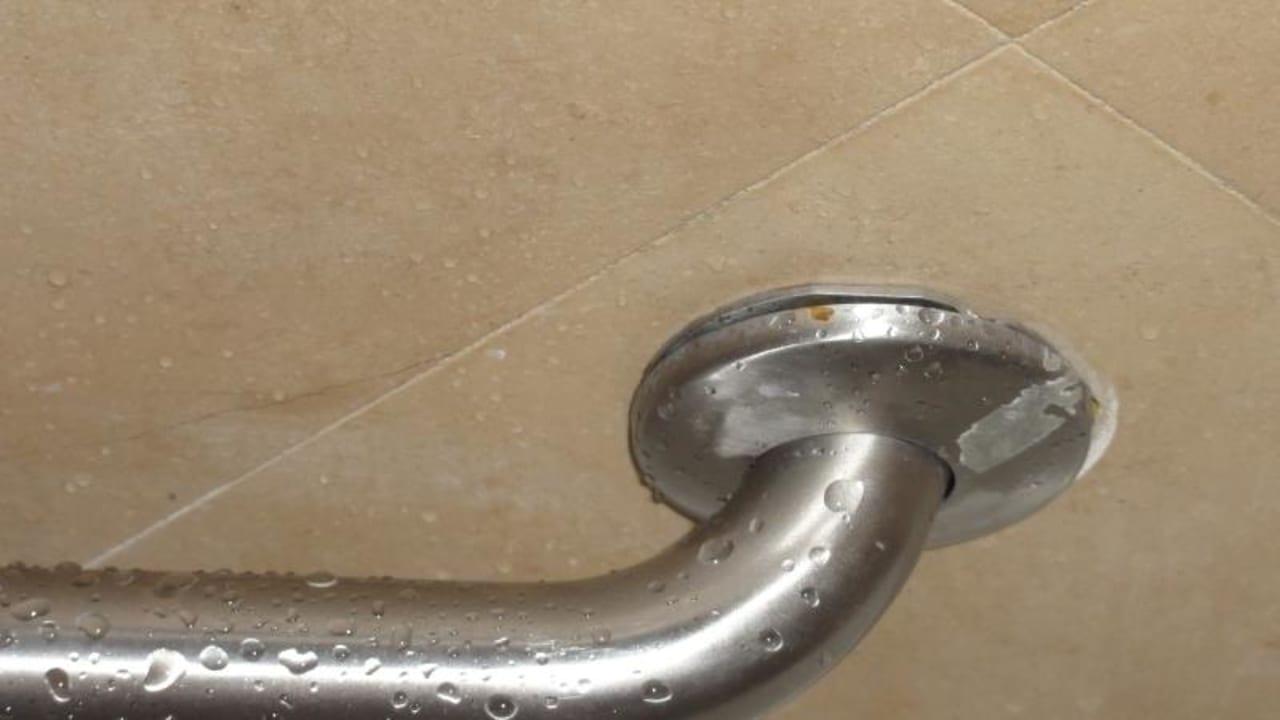 Im Badezimmer sind Alter und Verschleiß sichtbar Sandals Royal Bahamian