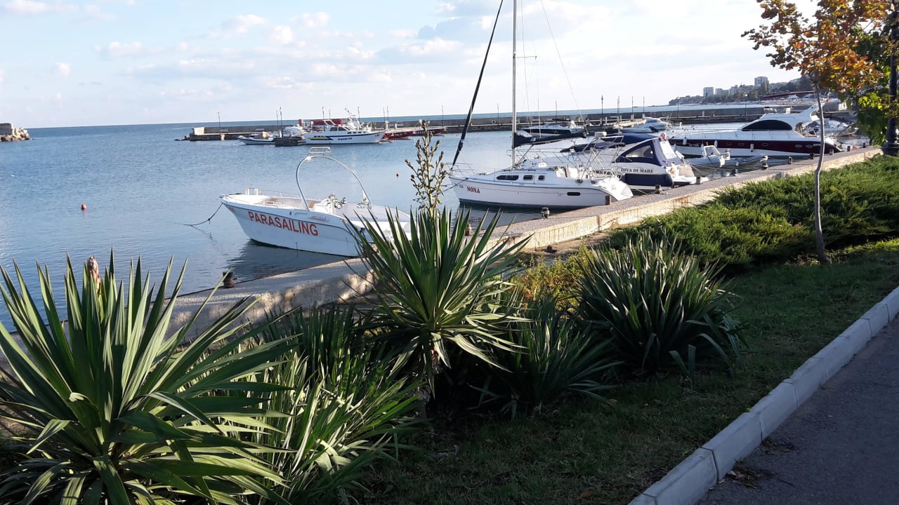 Kleiner Sportboothafen neben dem Hotel Hotel Glarus