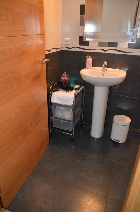 Baño privado habitación marrón Pension Joakina