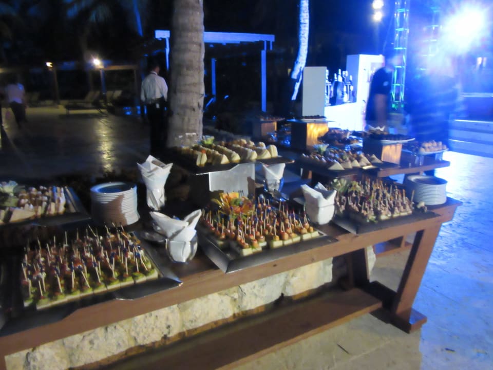 Kleines Buffet abends am Pool Dreams La Romana Resort & Spa