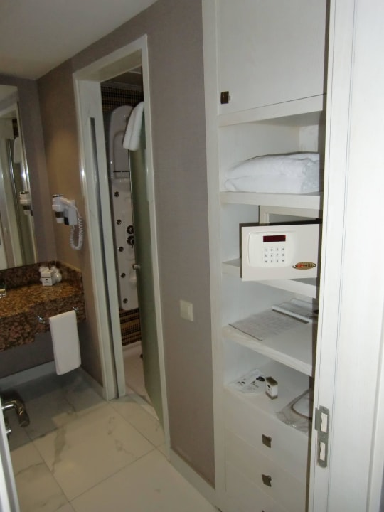 Bad + Kleiderschrank Royal Taj Mahal Hotel