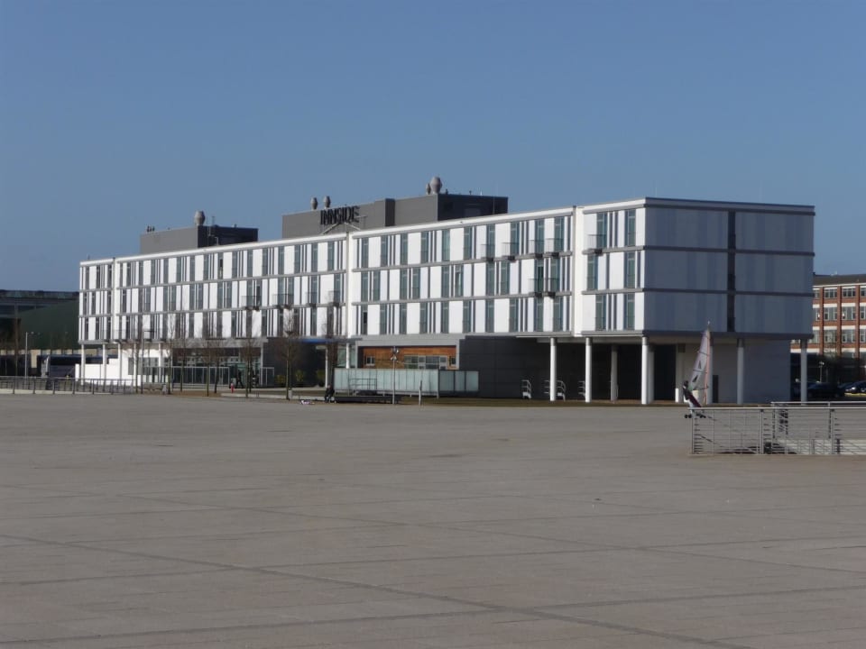 Blick auf das Hotel von der Weser INNSIDE by Meliá Bremen