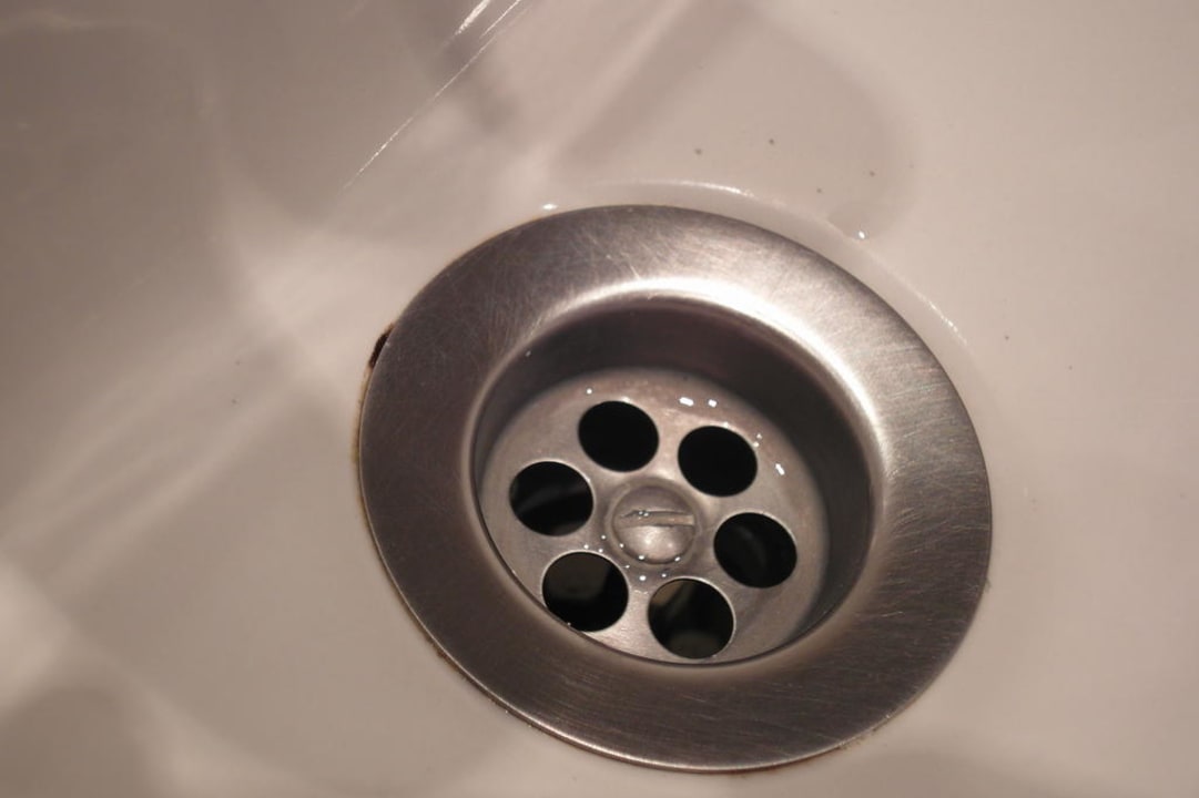 Braunes, schleimiges Zeug im Waschbecken Iberostar Selection Santa Eulalia Ibiza