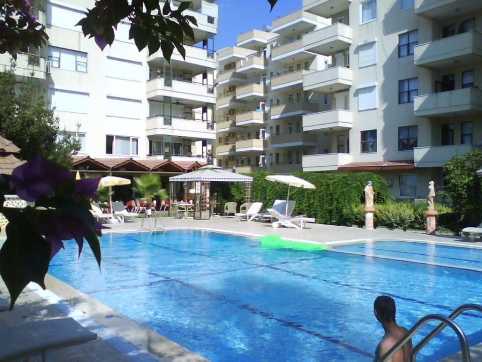 Basen i budynki hotelowe Bora Bora Butik Hotel