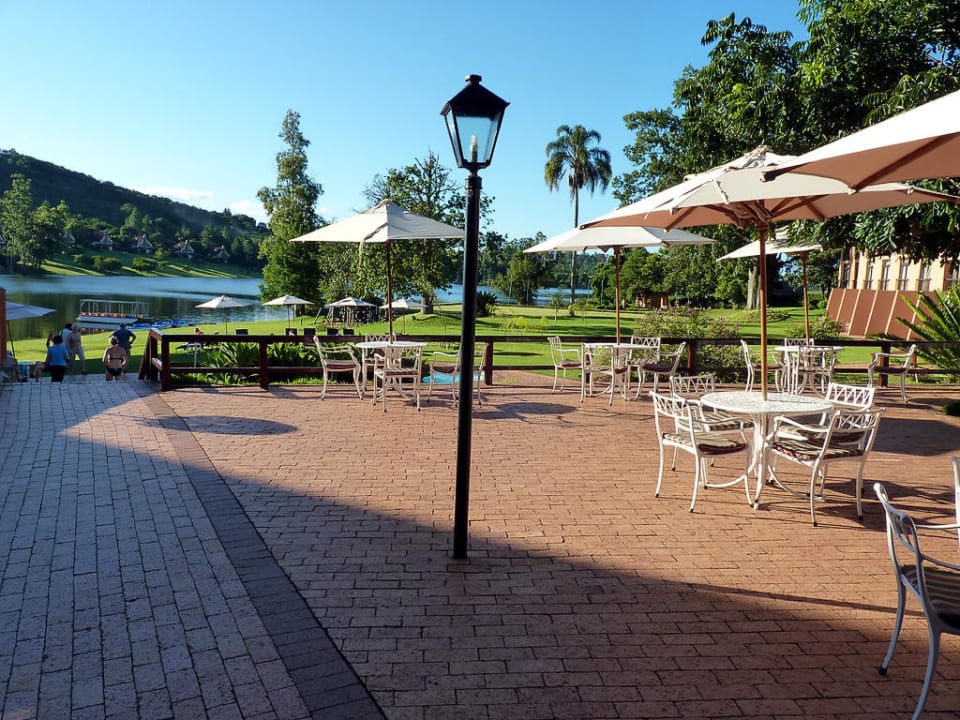 Blick auf Pool und See Pine Lake Inn
