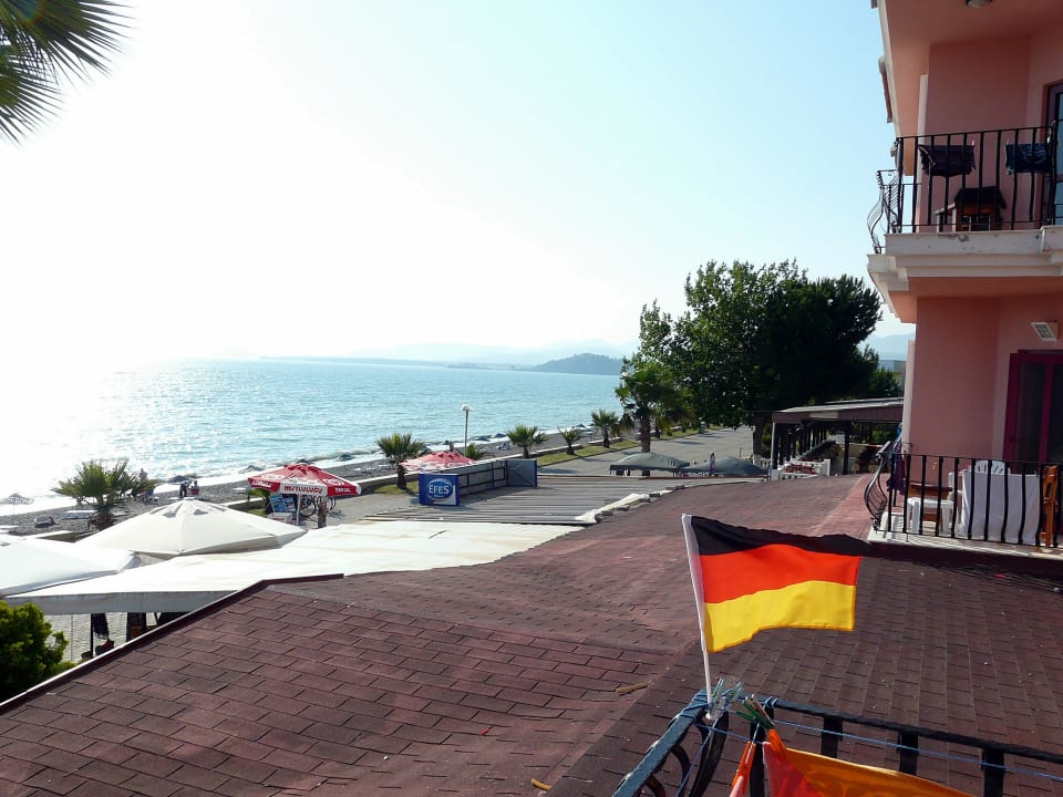 Promenade vorm Hotel rechts Günes Hotel