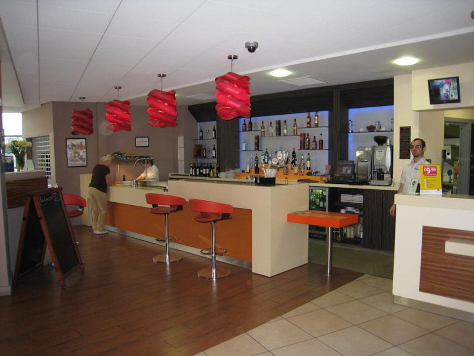 Bar Hotel Ibis Borehamwood