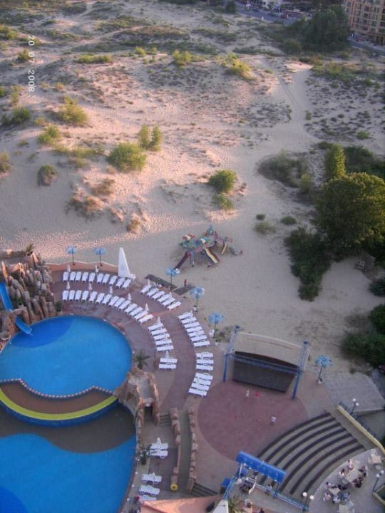 Pool, Bühne und Spielplatz Burgas Beach Hotel