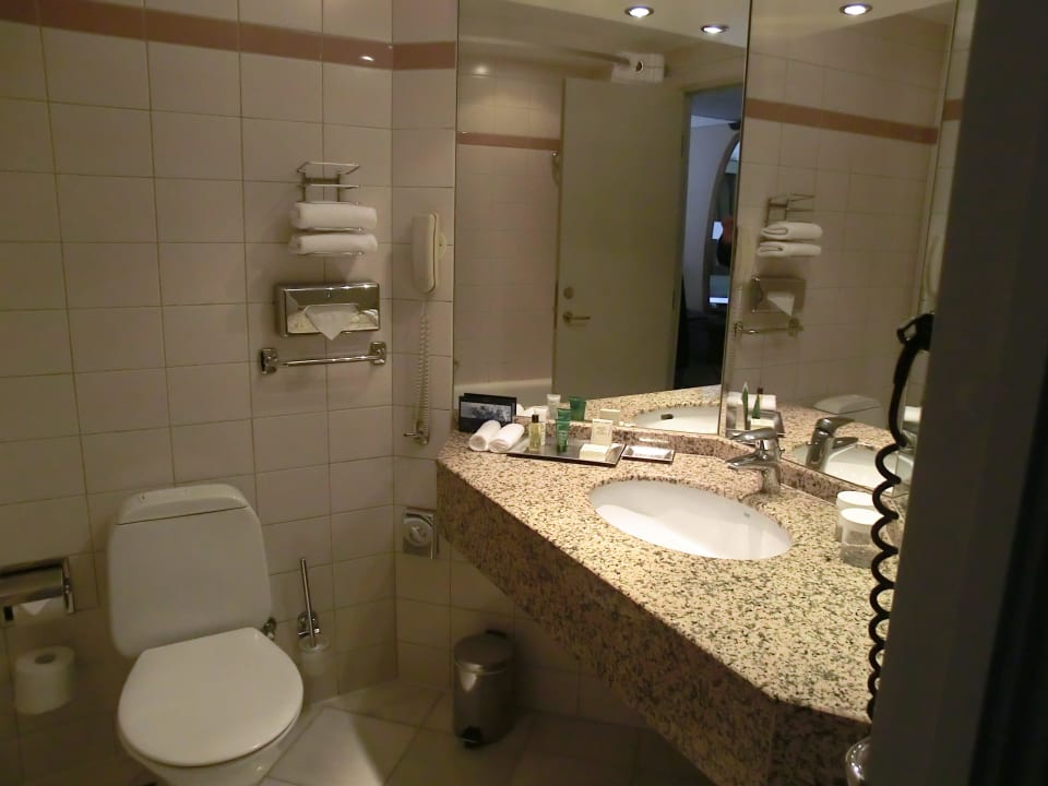 Bad - etwas klein Hilton Dresden