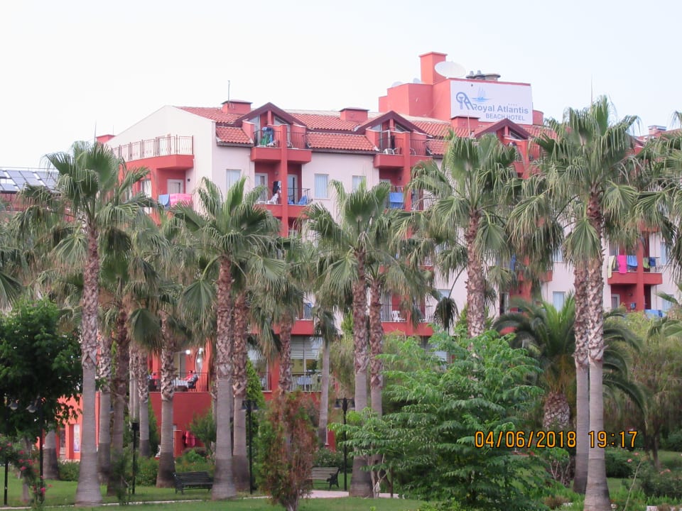 Hotelansicht aus der Gartenanlage Royal Atlantis Beach Hotel