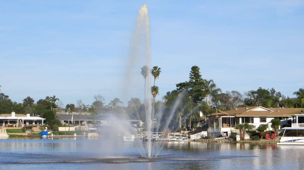 Wasserspiele auf dem See vor dem Hotel Lakehouse Hotel & Resort