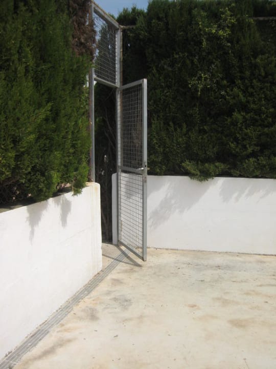 Stahlzarge öffnet zum Sportfeld - Unfallgefahr Hipotels Cala Millor Park