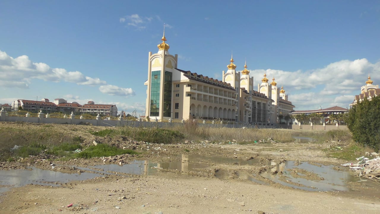 Noch ziemlich viel Dreckwüste drumerum Well Palace Side