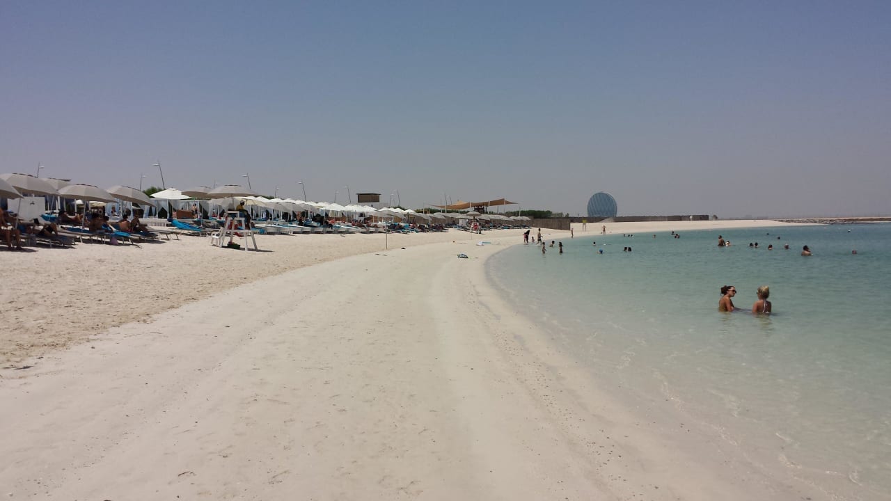 Yas Beach (Blick nach links) Crowne Plaza Hotel Yas Island