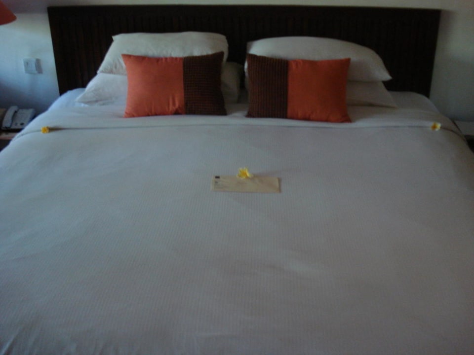 Unser Bett mit Blütendecko Novotel Bali Benoa Hotel