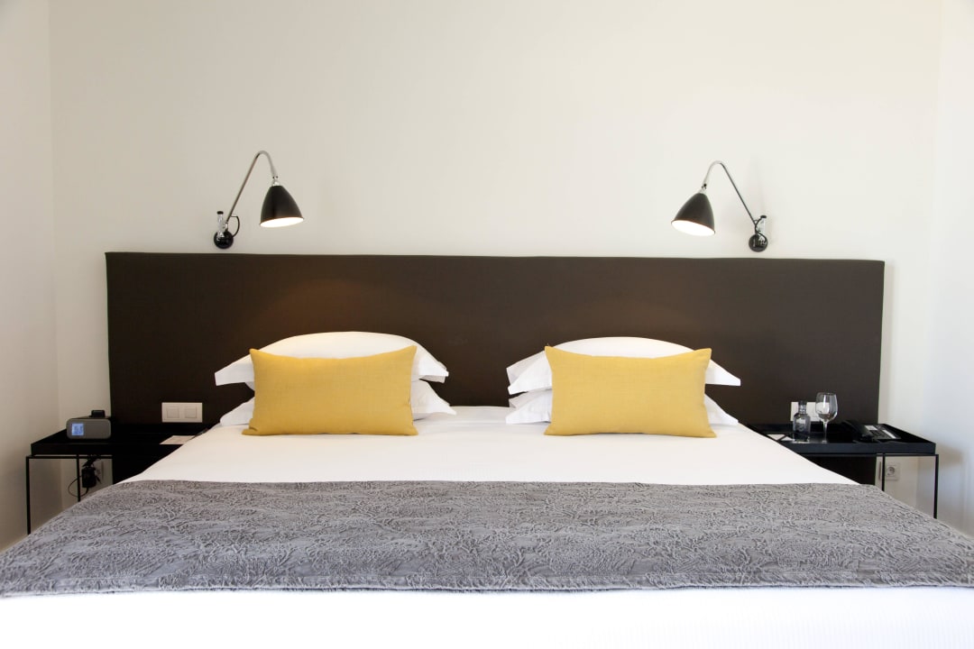 Room bed 7th floor Alexandra Barcelona Hotel, Curio Collection by Hilton