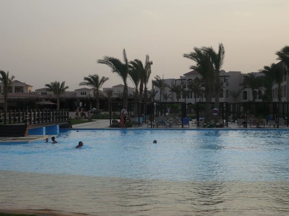 Widok na jeden z kilku basenów na terenie hotelu JAZ Aquamarine Resort