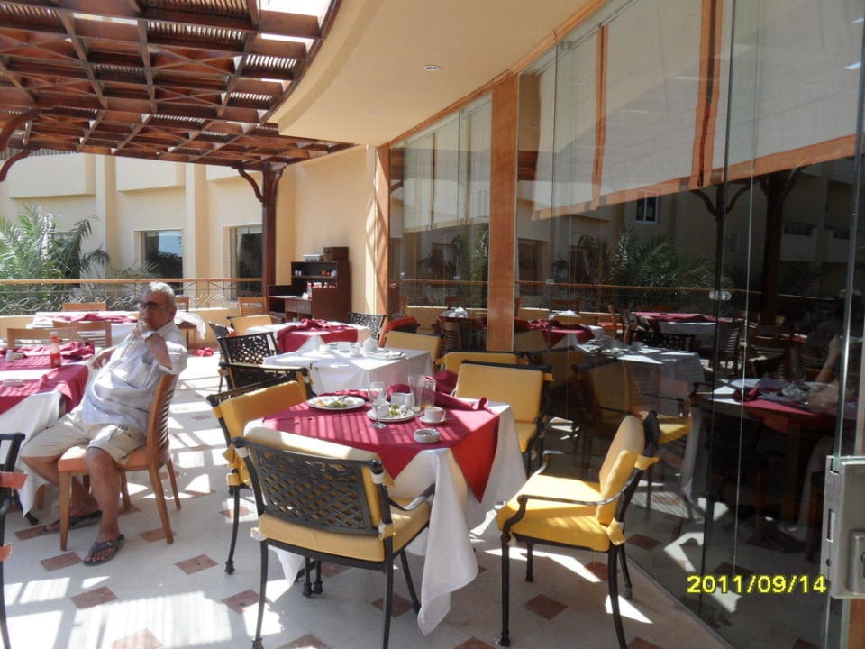 Tja, Tische sind frei, aber nicht benutzbar Amwaj Beach Club Abu Soma Resort
