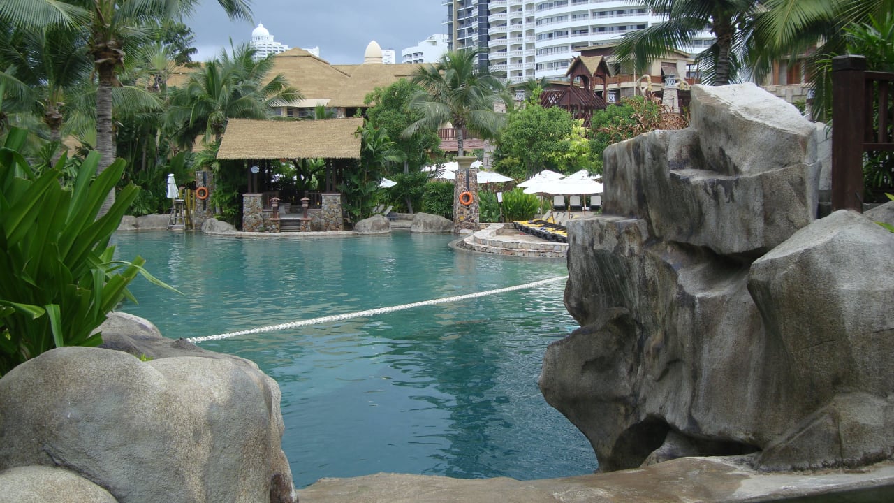 Шикарный баcсейн Centara Grand Mirage Beach Resort Pattaya