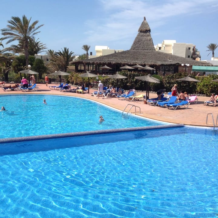 Pool mit Bar im Hintergrund SBH Hotel Royal Monica