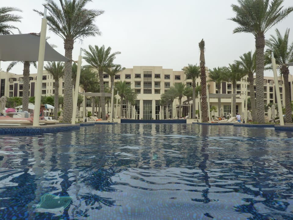 Hauptpool mit Blick aufs Hotel Park Hyatt Abu Dhabi Hotel and Villas