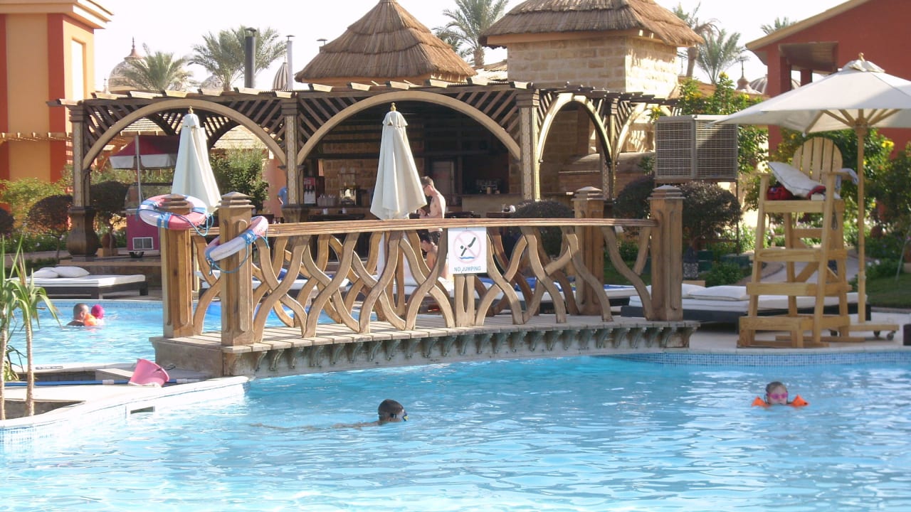 Poolanlage mit Bar im 400er Bereich Pickalbatros Alf Leila Wa Leila Resort - Neverland Hurghada