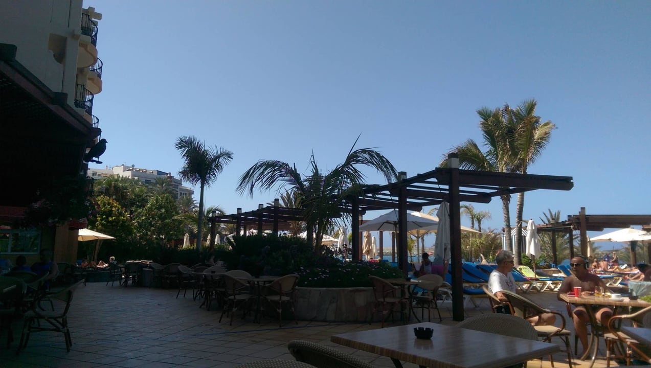 Sitzmöglichkeiten vor der Poolbar Bull Dorado Beach & Spa