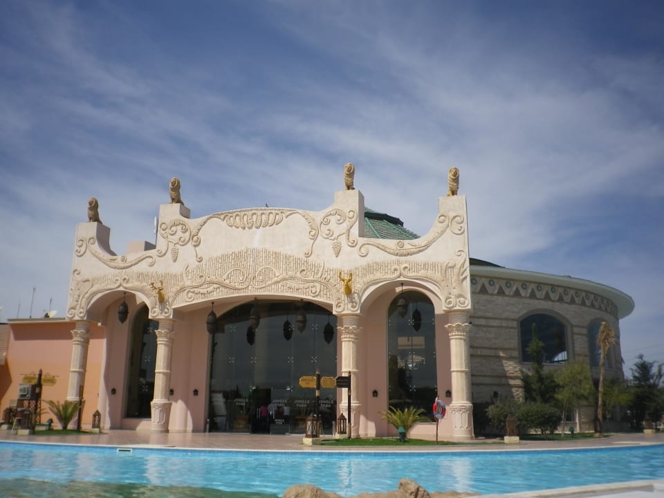 Вечерний вид на здание Pickalbatros Jungle Aqua Park Resort - Neverland Hurghada