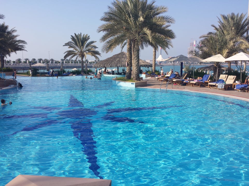 Pool Blick zum Strand Radisson Blu Hotel & Resort Abu Dhabi Corniche