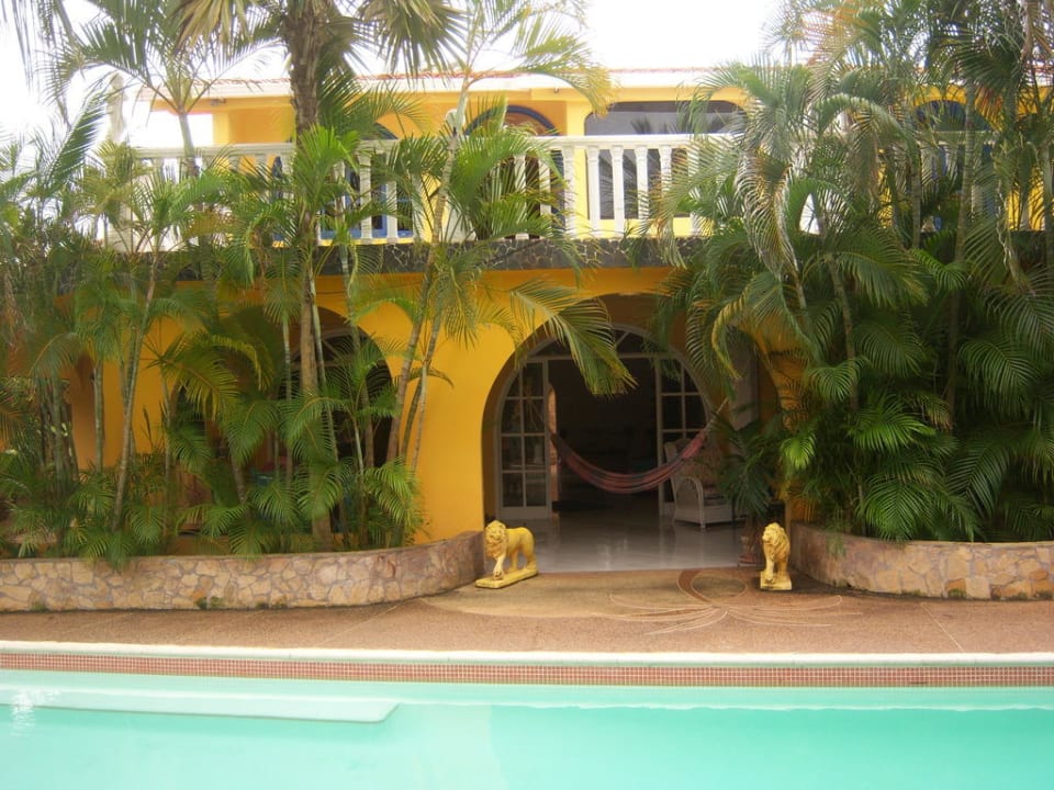 Blick von Garten auf Außenterrasse Villa Amarilla