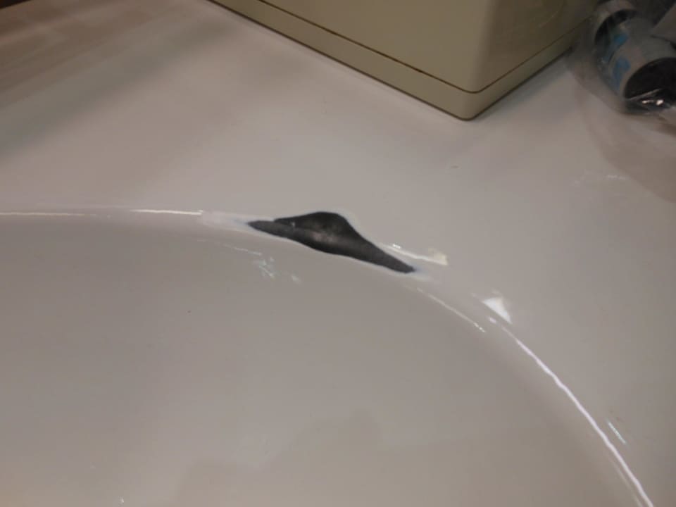 Abgeplatzte Stelle am Waschbecken Hotel Scandic Atrium