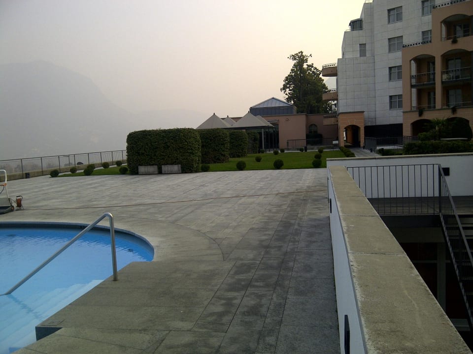 Pool und im Hintergrund die Bar Villa Sassa