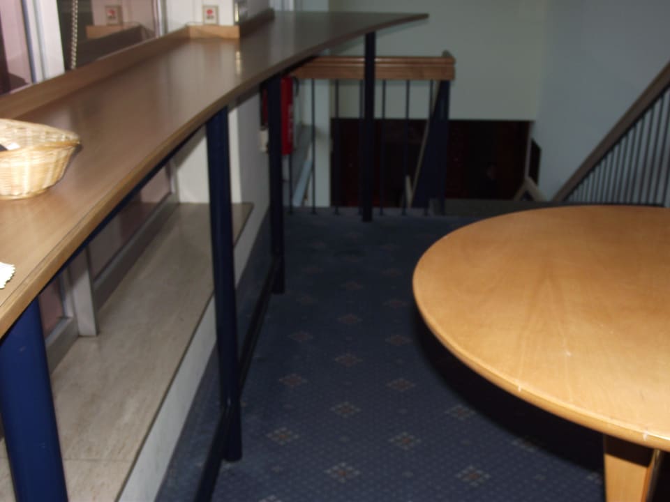 Stehtische rechts hoch Leonardo Hotel Heidelberg-Walldorf