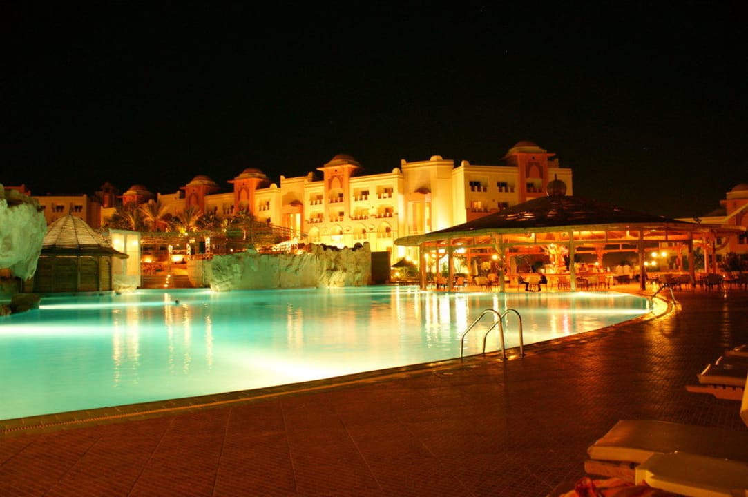 Basen główny nocą Serenity Alpha Beach