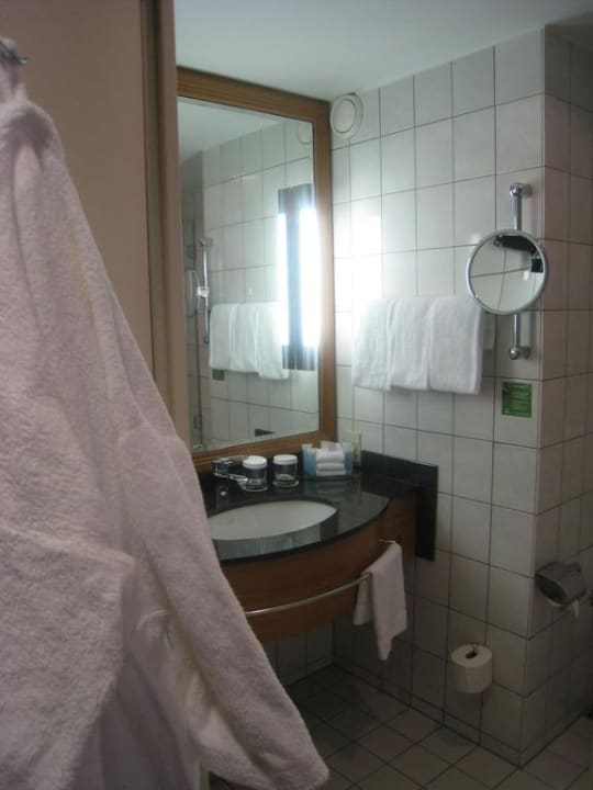Blick in das Bad - Bademäntel im Vordergrund Dorint Hotel Bonn
