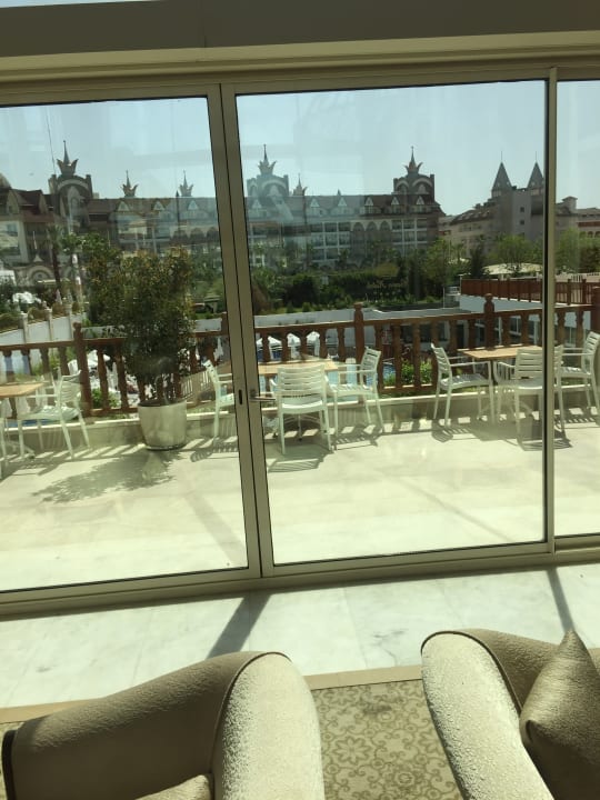 Sicht nach draußen aus der Lobby  Well Palace Side