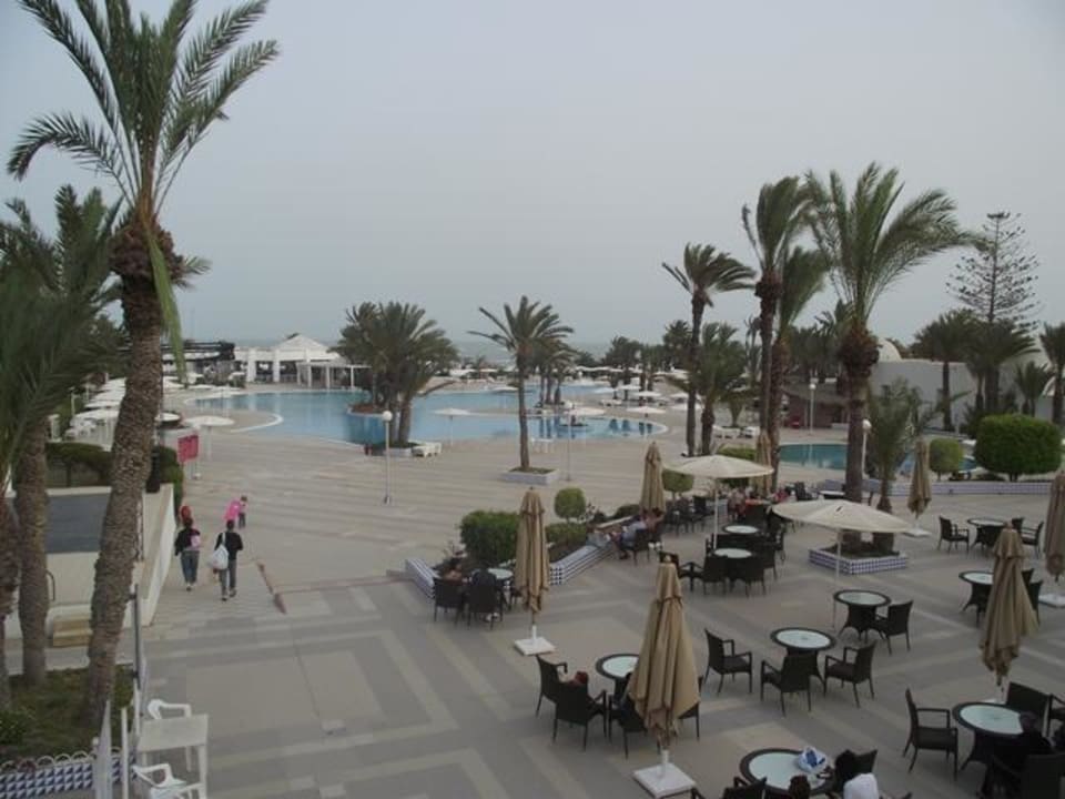 Terrasse des großen Pools Hotel El Mouradi Djerba Menzel