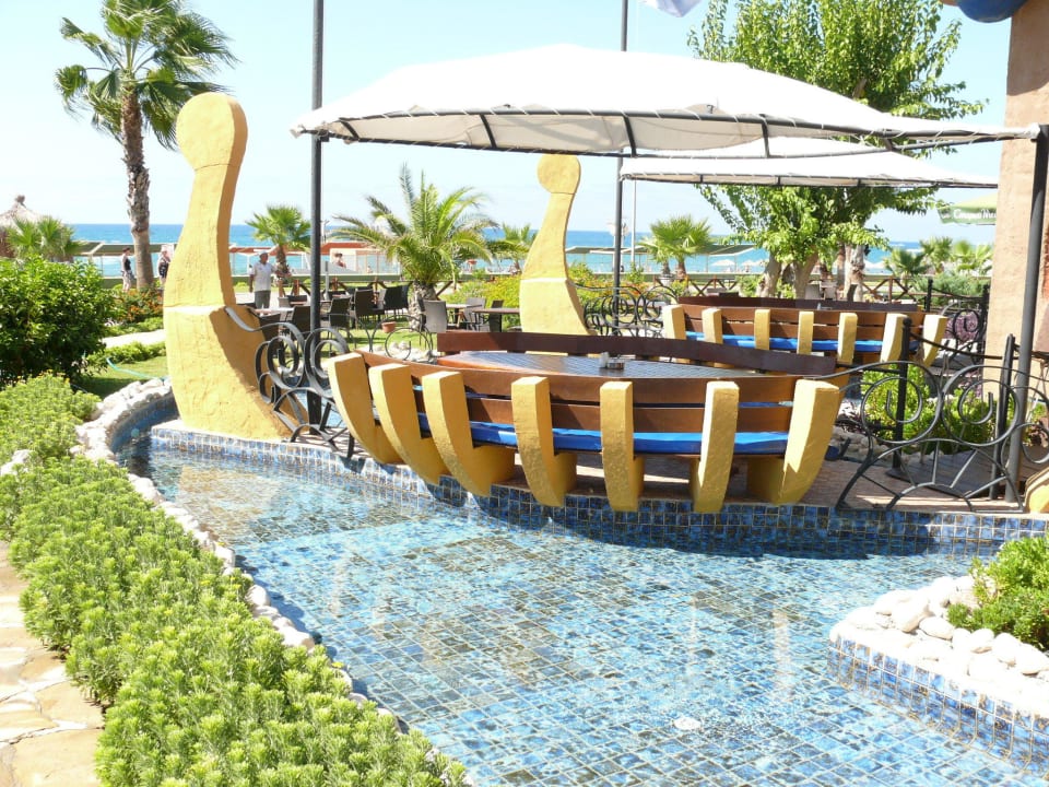 Drachen-Bar am Strand Kamelya Collection Fulya Hotel