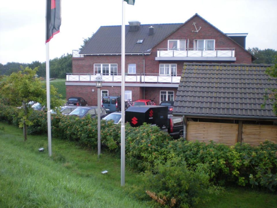 Blick auf Hotel und Parkplatz Hotel Fährhaus