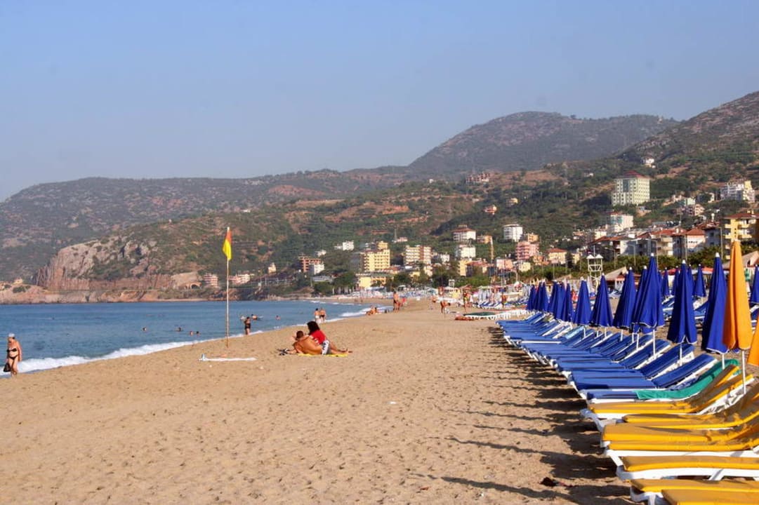 Schöner Strand (Morgens um 8:00) Kleopatra Ikiz Hotel