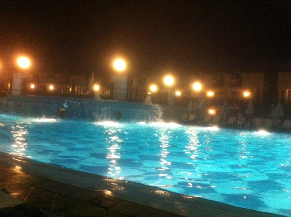 Pool bei Nacht NoxInn Club