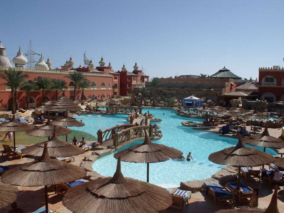 Basen z barem wodnym Pickalbatros Alf Leila Wa Leila Resort - Neverland Hurghada