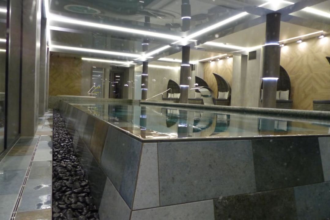 Pool Oasis Resort & Spa