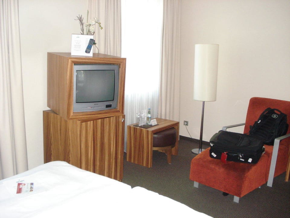 Zimmer vom Bett aus gesehen ACHAT Hotel Regensburg Herzog am Dom