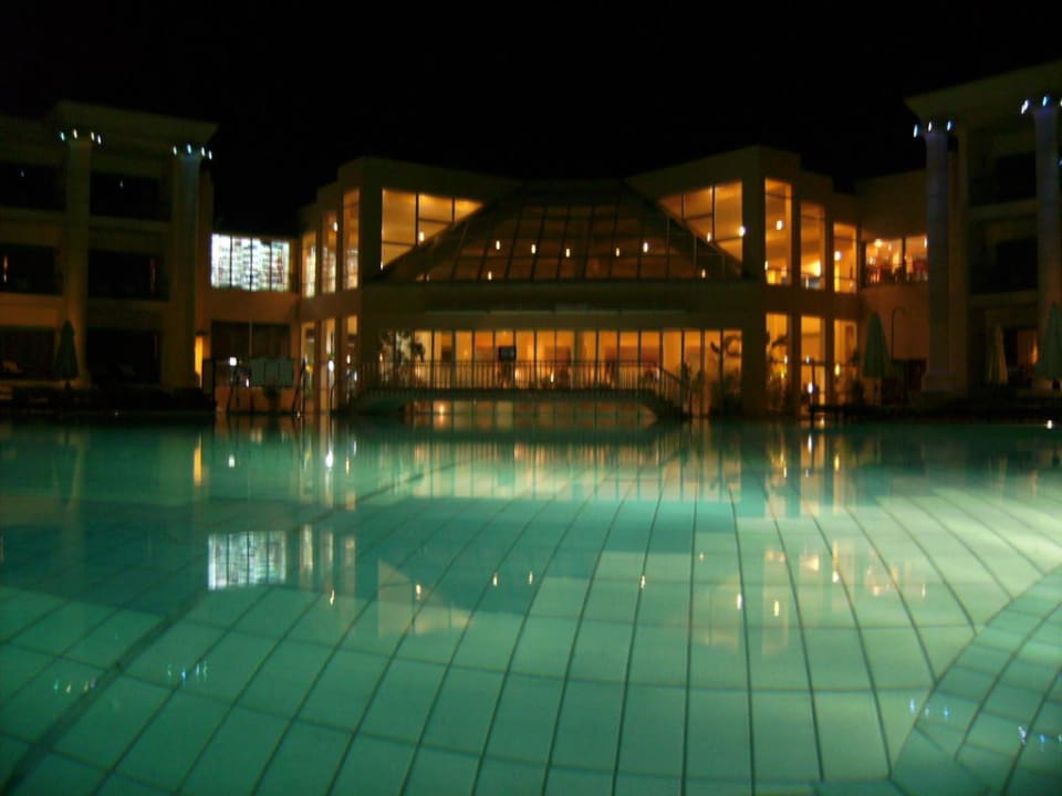 Pool bei Nacht Swiss Inn Resort Hurghada