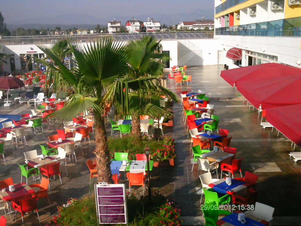 Von der Terrasse auf das Außenrestaurant Side Win Hotel & Spa