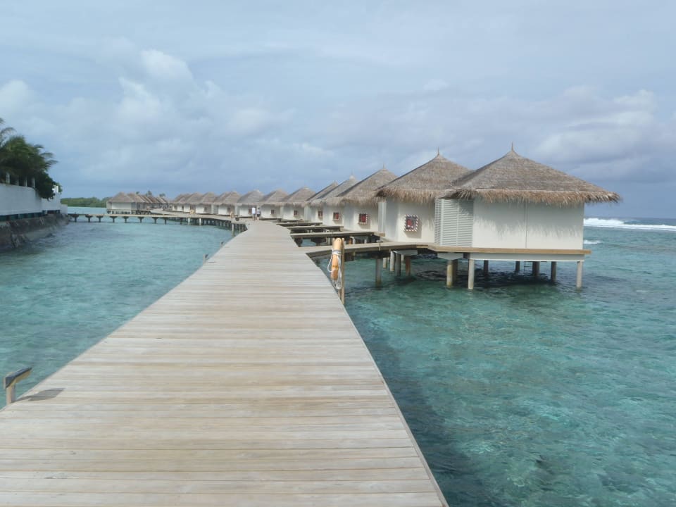 Weg zu den Overwaterbungalows Cinnamon Dhonveli Maldives