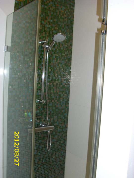 Dusche im Badezimmer Chatrium Hotel Riverside Bangkok