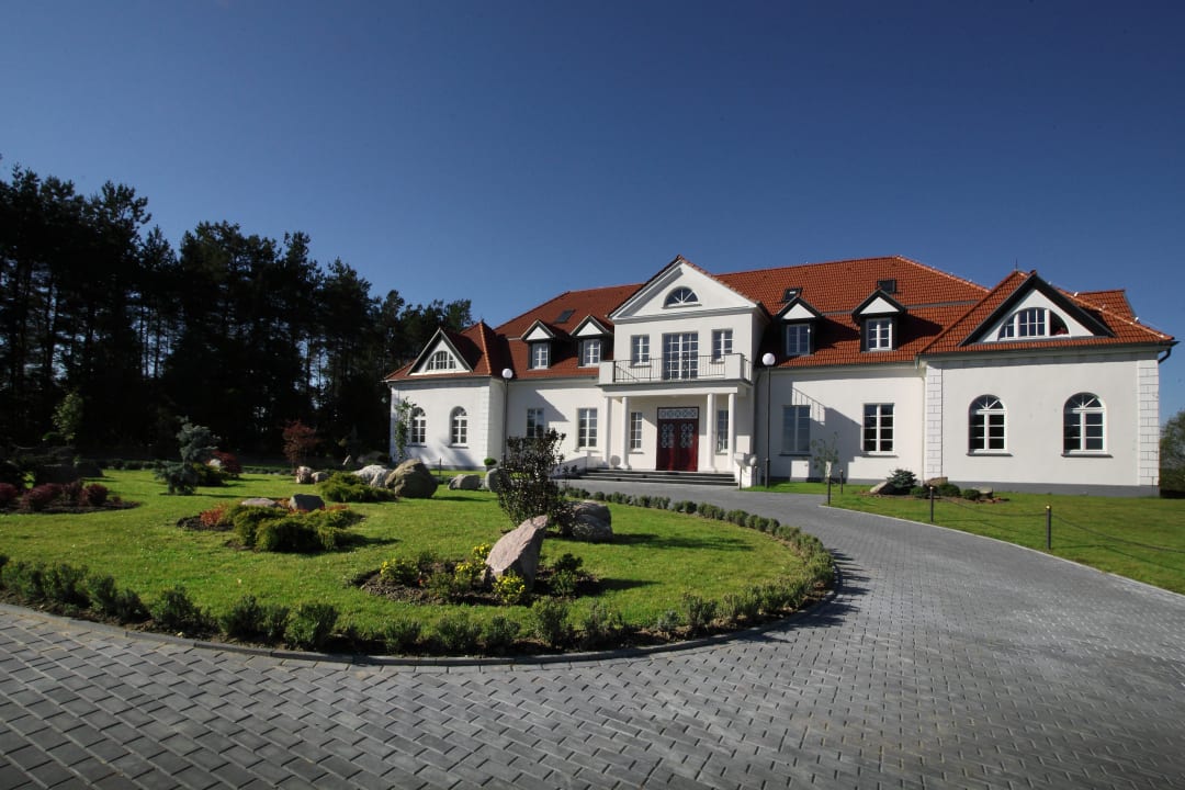 Außenansicht Pałac i Folwark Ńemino