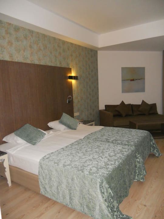 Schön geräumiges Zimmer mit bequemem Bett Port Side Resort Hotel